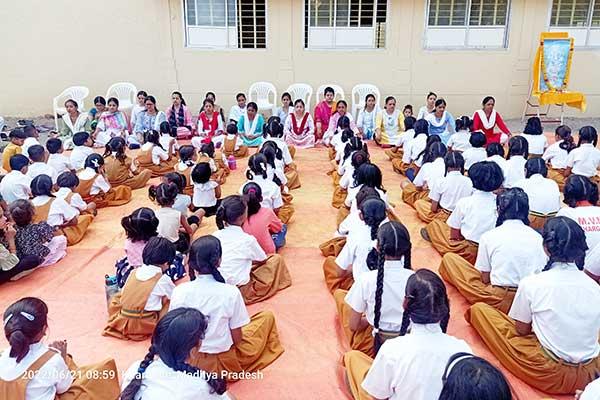 International Yoga Day was celebrated at Maharishi Vidya Mandir Khargone, a divine institution full of Indian culture located on Bistan Road. Traditionally, the program started with Guru Parampara Pujan.