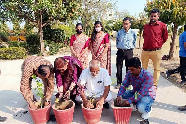 Sakora distribution and tree plantation program was completed at Maharishi Vidya Mandir today under the chairmanship of Principal Renu Rai and the chief hospitality of principal promoter of Utkarsh, Dilip Karpe.
